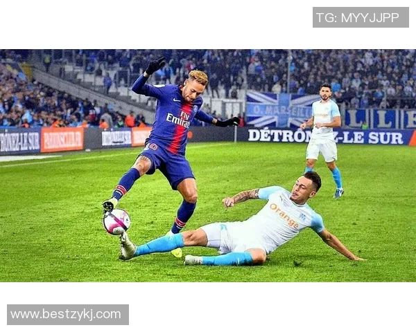 当足球巨星用铲球诠释防守艺术展现力量与智慧的绿茵较量